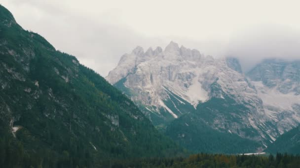 Herrliche Aussicht auf die italienischen Alpen und sauberen Bergsee. Bergpanorama. Bergsee in Italien — Stockvideo