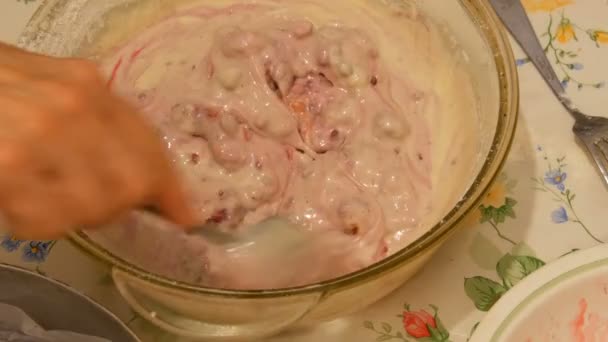 Mujer amasando masa de bayas en la cocina casera — Vídeos de Stock