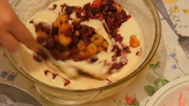 Mujer amasando masa de bayas en la cocina casera — Vídeos de Stock