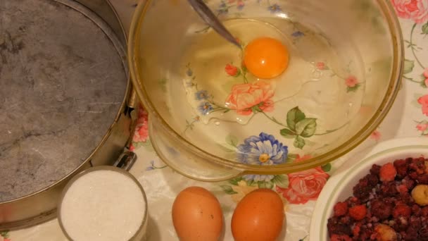 Woman prepares a homemade cake — Stock Video