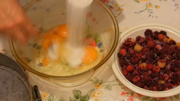 Nő előkészít egy házi készítésű torta — Stock videók