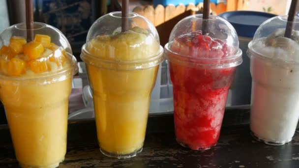 Batido de frutas multicolor en la barra — Vídeo de stock