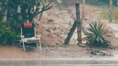 Yağmur bir tropikal ülkesidir. Sağanak sokakta