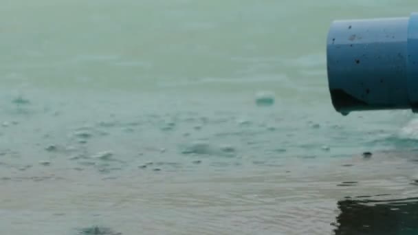 Велика блакитна дощова труба, уздовж якої стікає дощ. тропічний дощweather condition — стокове відео