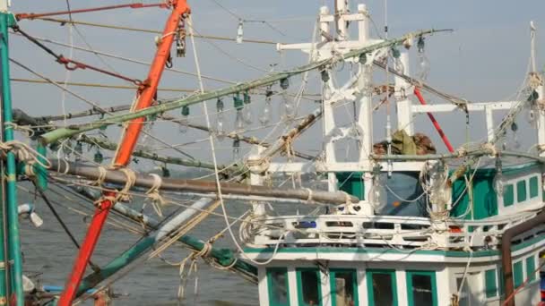 Лампи на човні, що ловить кальмари. Старий дерев'яний човен на причалі — стокове відео