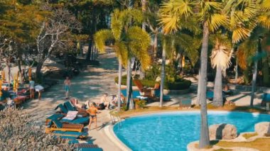 Pattaya, Tayland - 25 Aralık 2017: Tanığımız şeffaf mavi havuz etrafında