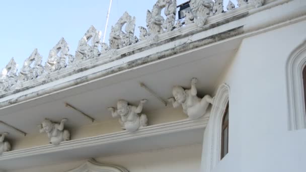 Beautiful ornament and modeling of white clay on white temple in Thailand. Whimsical stucco molding — Stock Video