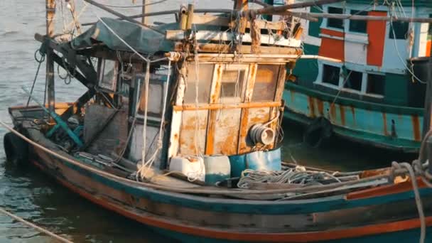 Velho navio semi-arruinado e destruído de madeira é atracado em uma doca de pesca — Vídeo de Stock