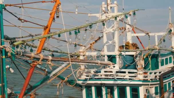 Vieux bateau en bois à moitié ruiné et naufragé pour attraper le calmar est amarré sur un quai de pêche — Video