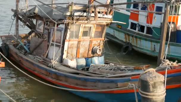 Eski ahşap yarı harap ve harap gemi balıkçılık rıhtımda demirli — Stok video