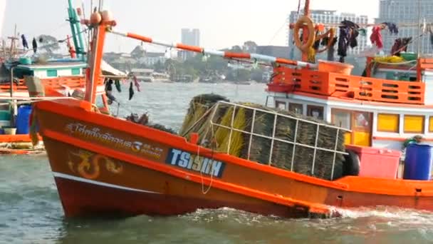 PATTAYA, THAÏLANDE - 25 DÉCEMBRE 2017 : Un grand nombre de bateaux de pêche en bois sont amarrés sur le quai — Video