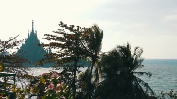 Hölzerner Tempel der Wahrheit in Pattaya, Thailand. Blick vom Ufer auf den hohen und ursprünglichen Tempel — Stockvideo