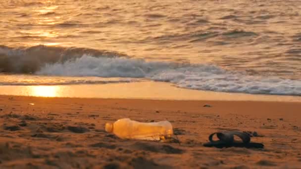 Odpadky na krásné pobřeží. Problém znečišťování přírody a životního prostředí — Stock video