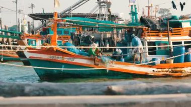 Pattaya, Tayland - 25 Aralık 2017: Eski ahşap tekne üstünde belgili tanımlık rıhtım. Ağları ile bir catch iskelede balıkçılar çözmek