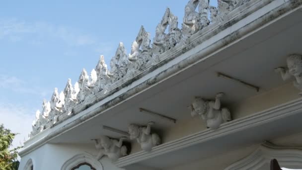 Красивый орнамент и моделирование белой глины на белом храме в Таиланде. Вихревое лепное литье — стоковое видео