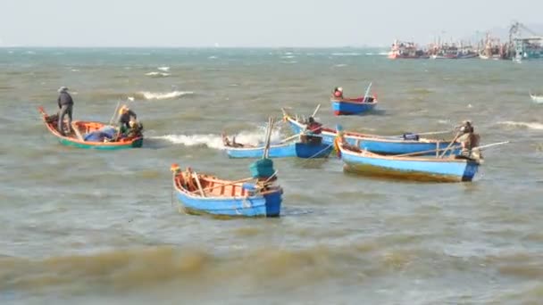 PATTAYA, TAILANDIA - 25 DE DICIEMBRE DE 2017: Pequeños barcos pesqueros navegan a lo largo del exuberante mar sobre las olas. Pescadores capturan peces en el mar — Vídeos de Stock