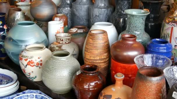 Různé porcelánu a hliněných džbánů na pultu obchodu — Stock video