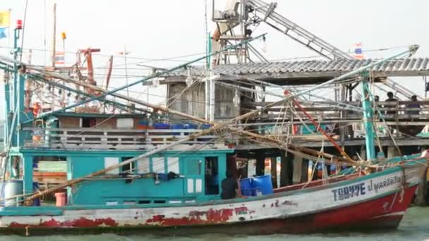 PATTAYA, TAILÂNDIA - DEZEMBRO 25, 2017: Velho barco de madeira na doca. Pescadores resolver as redes com uma captura no cais — Vídeo de Stock