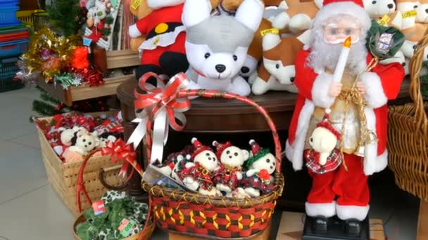 PATTAYA, THAILAND - 26 DE DEZEMBRO DE 2017: Contador com brinquedos de Natal e Ano Novo. Muitos Papai Noel e atributos de Natal nas prateleiras da loja — Vídeo de Stock
