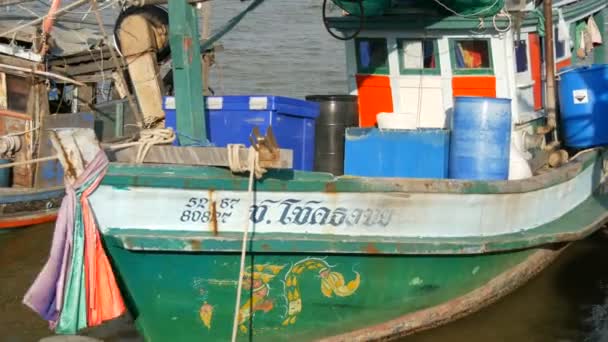 PATTAYA, TAILÂNDIA - DEZEMBRO 25, 2017: Um grande número de barcos de pesca de madeira são ancorados no cais — Vídeo de Stock