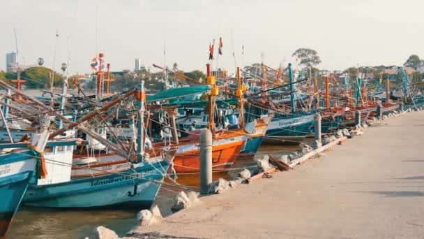 Pattaya, Thajsko - 25 prosince 2017: Velký počet dřevěných rybářských člunů kotví na nábřeží — Stock video
