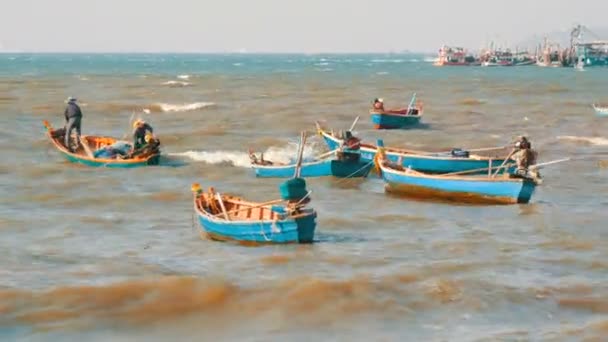 Dva thajské rybáři plavit na malé dřevěné lodi na silné vlny na ryby — Stock video