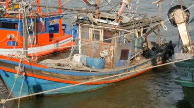 Pattaya, Tayland - 25 Aralık 2017: Ahşap balıkçı tekneleri, çok sayıda iskele üzerinde demirlemiş