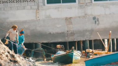 Pattaya, Tayland - 25 Aralık 2017: Tay balıkçılar balıkçılık tekne ağları ile yük