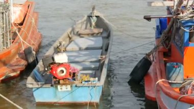 Pattaya, Tayland - 25 Aralık 2017: Çok sayıda eski ahşap balıkçı tekneleri iskele üzerinde demirlemiş