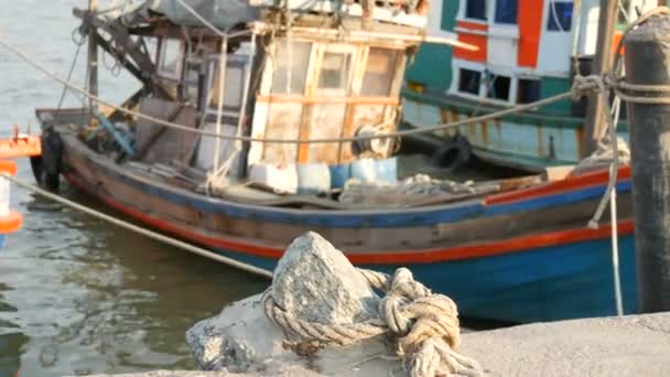 Старый деревянный полуразрушенный корабль пришвартовавшийся на рыболовецком пристани — стоковое видео