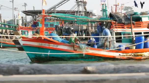 PATTAYA, TAILANDIA - 25 DE DICIEMBRE DE 2017: Antiguo barco de madera en el muelle. Los pescadores arreglan las redes con una captura en el muelle — Vídeos de Stock