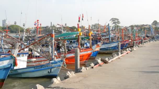 PATTAYA, TAILANDIA - 25 DE DICIEMBRE DE 2017: Un gran número de barcos pesqueros de madera están amarrados en muelle — Vídeos de Stock