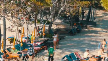 Pattaya, Tayland - 25 Aralık 2017: İnsanlar üzerinde şezlong, güneş altında güneşlenme sakin ol