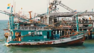 Pattaya, Tayland - 25 Aralık 2017: Ahşap balıkçı tekneleri, çok sayıda iskele üzerinde demirlemiş