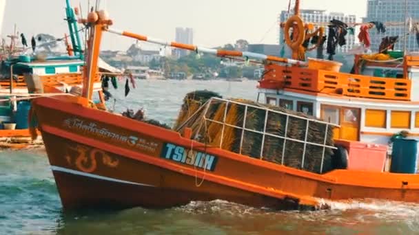 Pattaya, thailand - 25. Dezember 2017: eine große Anzahl von hölzernen Fischerbooten liegt am Kai fest — Stockvideo