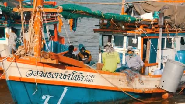 パタヤ, タイ - 2017 年 12 月 25 日: 波止場の古い木製のボート。漁師が桟橋にキャッチとのネットワークを整理します。 — ストック動画