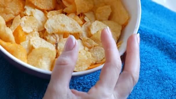 Güzel bakımlı eller Fransız manikür ile patates cipsi derin plaka almak. Sağlıksız gıda, fast food — Stok video