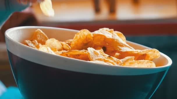 Hermosas manos femeninas tomando papas fritas de plato enorme, vista de cerca — Vídeo de stock