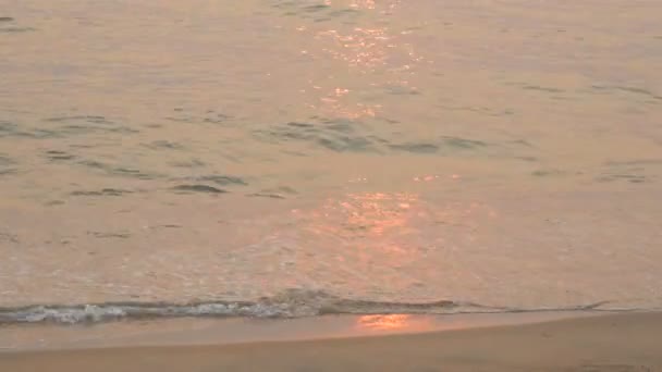 Belo pôr-do-sol vermelho no mar. Os raios de sol vermelho na superfície do mar — Vídeo de Stock