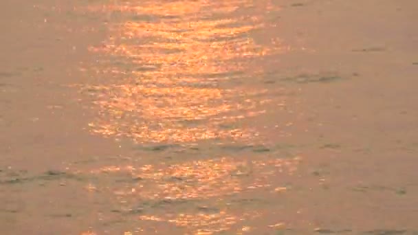 Hermosa puesta de sol roja en el mar. Los rayos de sol rojo en la superficie del mar — Vídeos de Stock