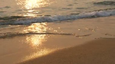 Plaj ve deniz dalgaları günbatımı güneş