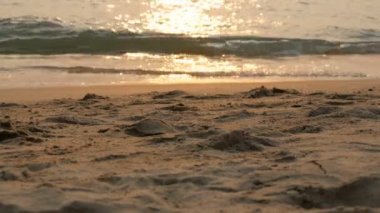 Plaj ve deniz dalgaları günbatımı güneş