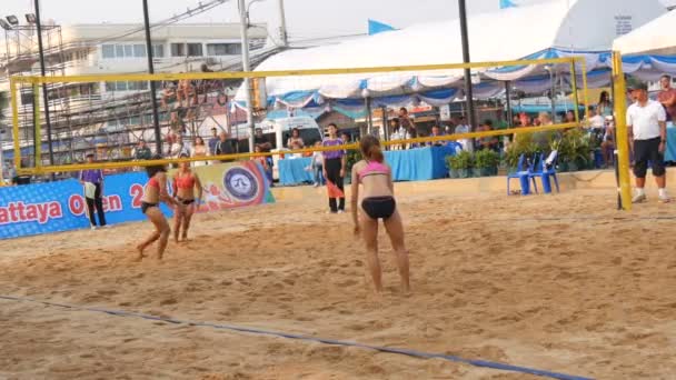 Pattaya, thailand - 4. Februar 2017: weibliche volleyball meisterschaft in pattaya. Mädchen spielen im Beachvolleyball — Stockvideo