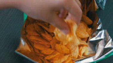 Genç Eller cips paketlerine alır