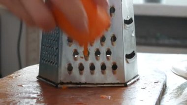 Mutfak değirmeni havuç üzerinde ovuşturdu eller