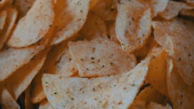 Patates cipsi makro yakın çekim. Kız güzel manikür ile patates cipsi alır