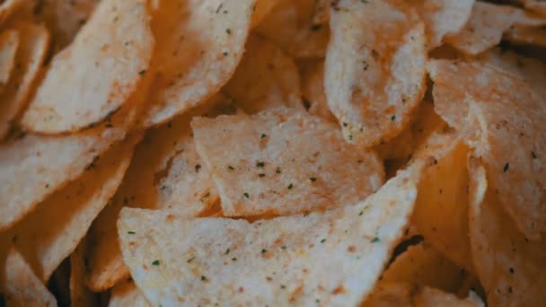 Batatas fritas macro close up. Menina com belas manicuras leva batatas fritas — Vídeo de Stock
