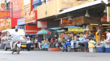 Pattaya, Tayland - 7 Şubat 2018: Canlı Tay Caddesi kırmızı renk çok belirtileri ile. İnsanlar sokak gıda satmak. Motosiklet ve otomobil tarafından geçen