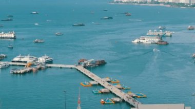 Pattaya, Tayland - 7 Şubat 2018: Körfez Güney Çin Denizi Pattaya görünümü. Çeşitli gemi deniz koyda hazır.