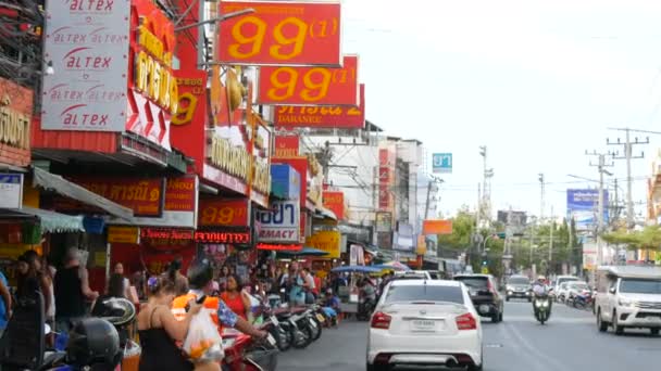 Pattaya, Thailand - 7 februari 2018: Livliga thailändska gatan med många tecken av röd färg. Människor säljer snabbmat. Motorcyklar och bilar som passerar — Stockvideo